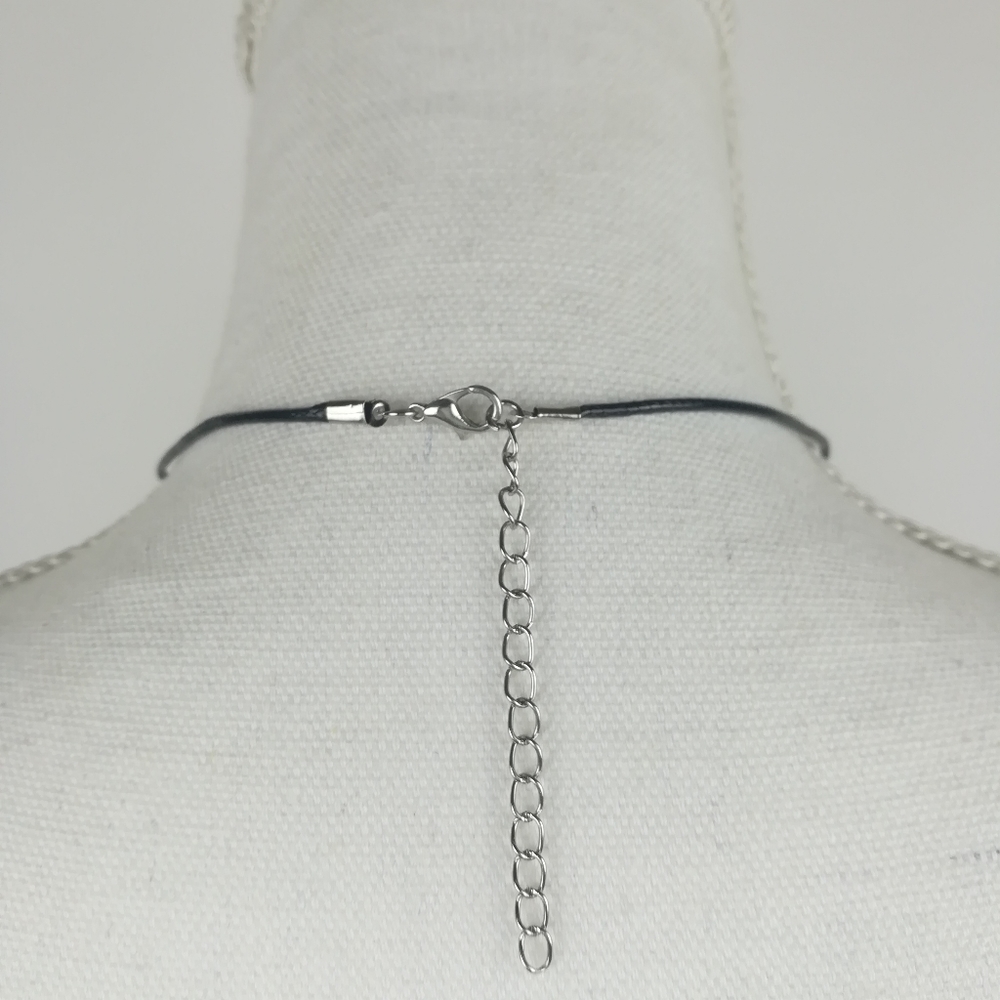 Silver tone leaf necklace with green glass cubes - Picture 3 of 3